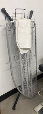 une chaise et un ventilateur dans un coin de la pièce