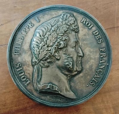 l'image d'une pièce de monnaie sur laquelle figure le portrait d'un homme