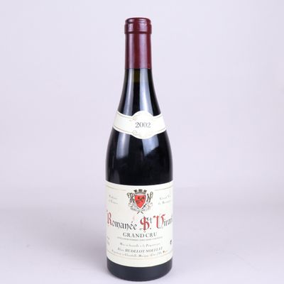 une bouteille de vin posée sur une table