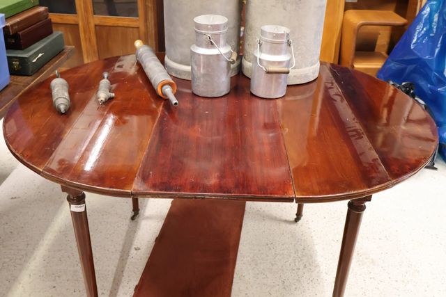 Table à volets en acajou, pieds fuselés à roulette, deux rallonge...