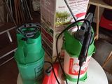 un vaporisateur vert et rouge posé sur une assiette blanche