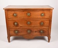 Commode en noyer, la façade légèrement galbée ouvrant par tr…