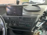 une photo du tableau de bord d'une voiture sur lequel figure une horloge