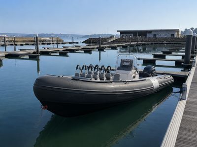 un bateau amarré au quai