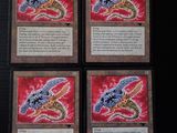 quatre cartes représentant un dragon, posées sur une table
