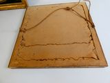 une photo d'un vieux bout de papier posé sur une table