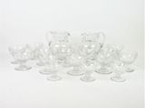 un grand nombre d'objets en verre posés sur une table