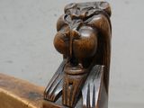 un gros plan sur une sculpture en bois représentant un lion