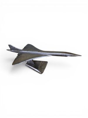 une image représentant la maquette d'un avion de chasse à réaction