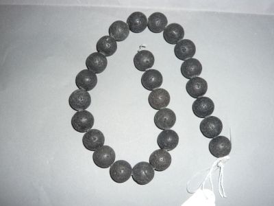 une photo d'un collier de perles muni d'une étiquette