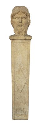 statue d'un homme barbu sur un socle, sur fond blanc