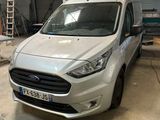La camionnette blanche est garée dans le garage de l'immeuble.