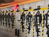 de nombreuses armes accrochées au mur d'un immeuble