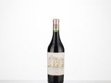une bouteille de vin rouge posée sur une table