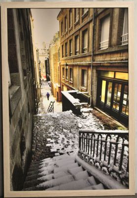 une photo d'une rue enneigée dans une ville