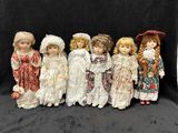 six poupées en porcelaine sont alignées sur un fond noir