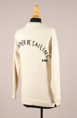 un pull blanc avec une inscription noire dans le dos