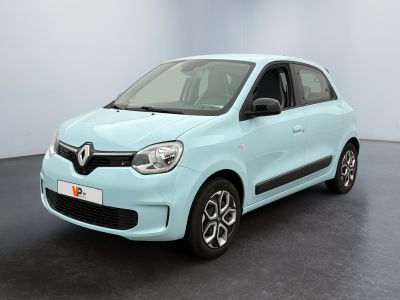 La voiture bleu clair est garée dans une pièce au sol noir.