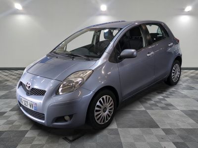 la photo d'une petite voiture garée dans un garage