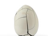 un ballon de football posé sur un socle en marbre