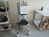 a machine that is sitting on the floor in a room