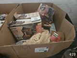 une boîte en carton remplie d'objets posés sur le sol