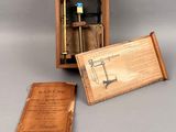 une boîte contenant un livre et un stylo