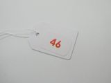 un gros plan d'une étiquette portant le numéro 46