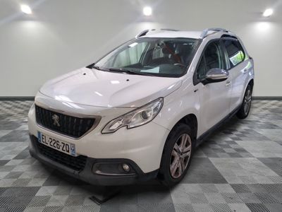 la voiture blanche est garée dans le garage sur le sol en damier