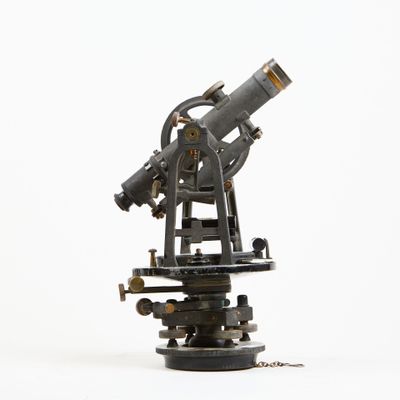 un vieux télescope posé sur un trépied, sur fond blanc