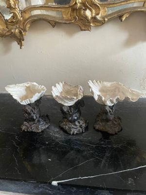 trois vases posés sur une table noire