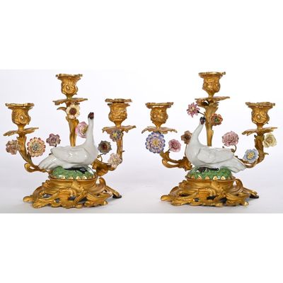 paire de figurines en porcelaine française du XIXe siècle représentant des cygnes et des fleurs