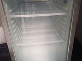 un réfrigérateur vide dans un coin de la cuisine
