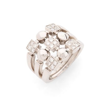 gros plan d'une bague en diamant sur fond blanc