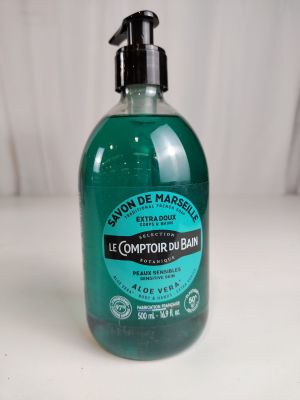 la bouteille de liquide est posée sur la table, à côté de l'autre bouteille