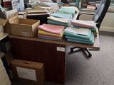 un bureau sur lequel se trouvent de nombreuses boîtes et de nombreux papiers