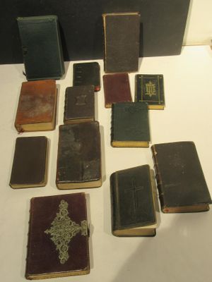 de nombreux livres anciens posés sur une table blanche