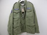 une veste verte accrochée au mur à côté d'un cintre
