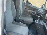 l'intérieur d'une camionnette blanche équipée de deux sièges et d'un volant