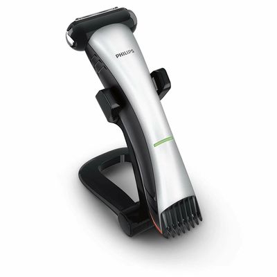 La tondeuse à cheveux Philips est posée sur un support, sur une surface blanche.