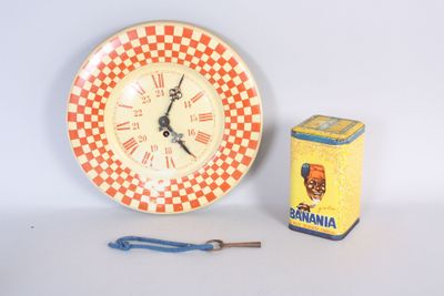 une horloge posée à côté d'une boîte et d'une clé