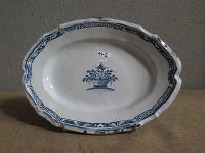 Plat dit "Cul noir" XIXe à décor de panier fleuri bleu (lg.