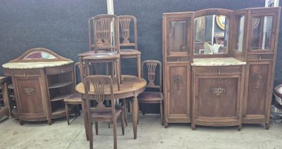 a lot of furniture that is sitting in a room