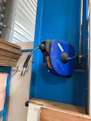 un tuyau bleu fixé au mur d'une pièce