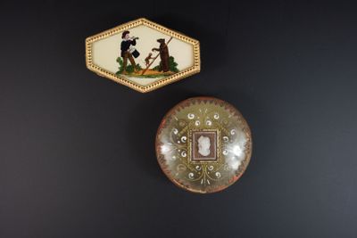 deux objets décoratifs accrochés au mur dans la pièce
