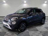 un SUV Fiat gris garé sur un sol à damier dans un showroom