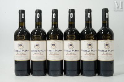six bouteilles de vin sont alignées sur une surface blanche