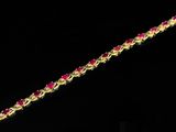 un bracelet en or orné de pierres roses sur fond noir