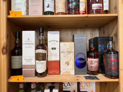 de nombreuses bouteilles d'alcool sur les étagères de la pièce