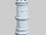 une statue blanche surmontée d'une couronne
